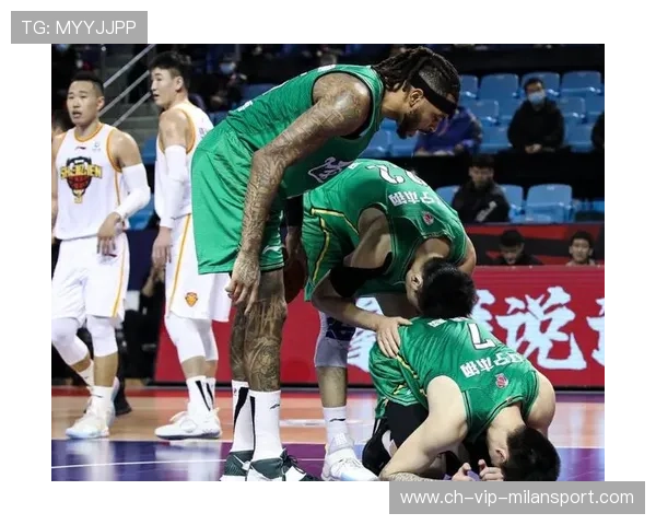 后卫神级滑铲救险,全队抱他 后卫神级滑铲救险,全队抱他